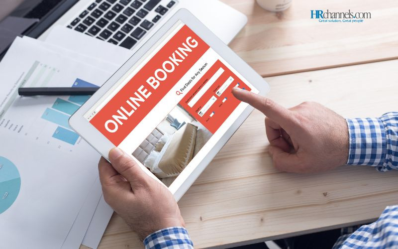 Nhân viên booking đang tư vấn và hỗ trợ khách hàng qua điện thoại