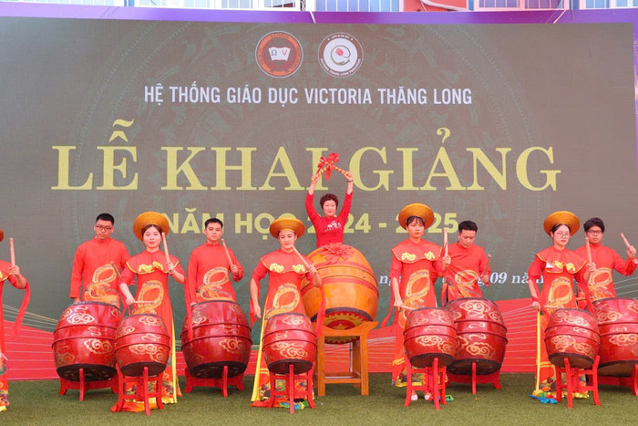 Cô Nguyễn Thị Vĩnh Hà đánh trống khai giảng năm học mới