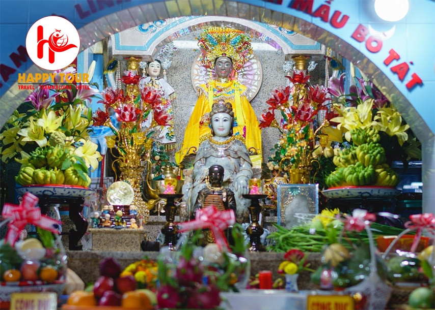 Gian thờ chính với Tượng Linh Sơn Thánh Mẫu tại Điện Bà trên núi Bà Đen