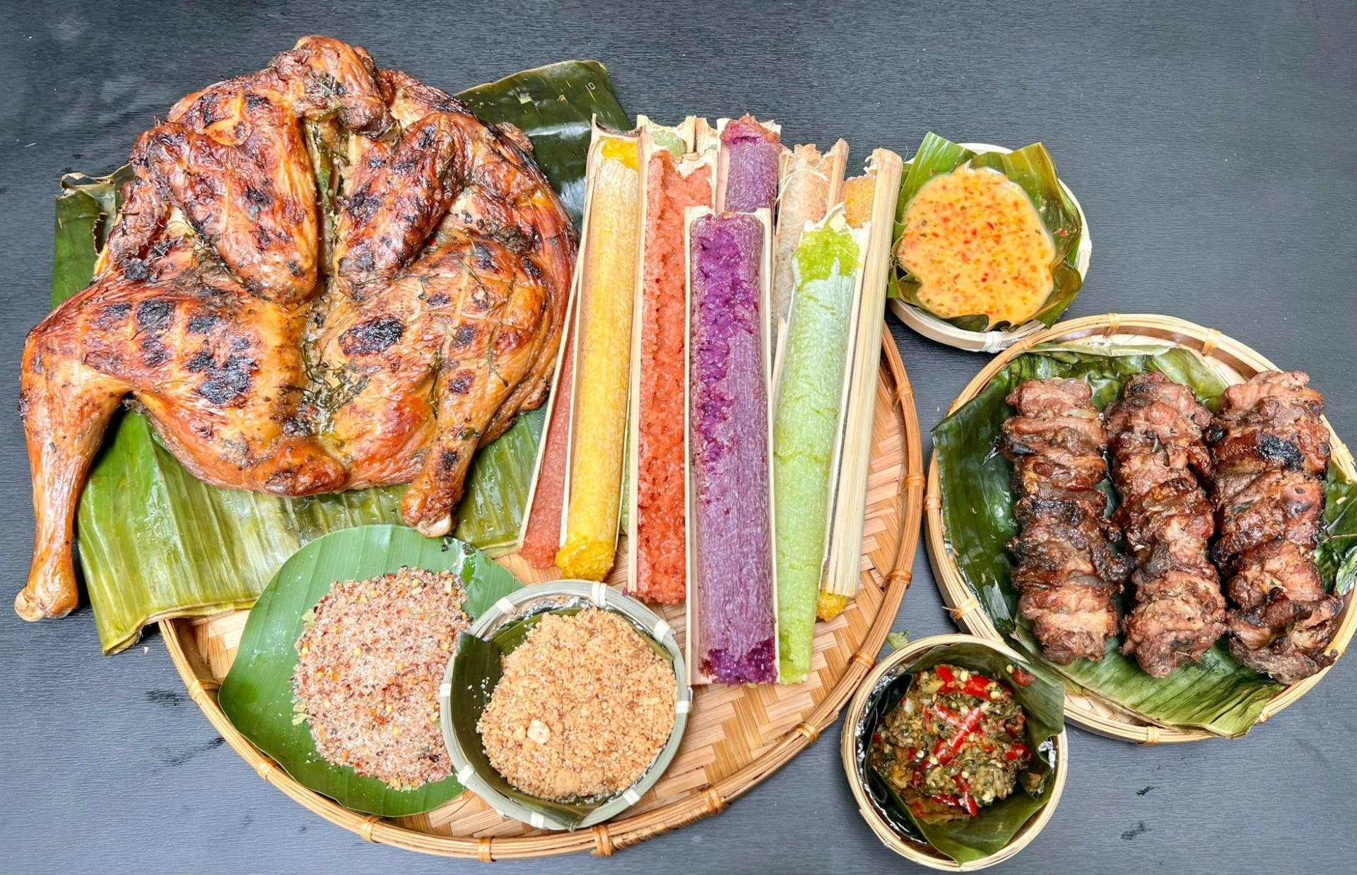 Đĩa cơm lam và cá suối nướng, đặc sản ẩm thực Tây Bắc