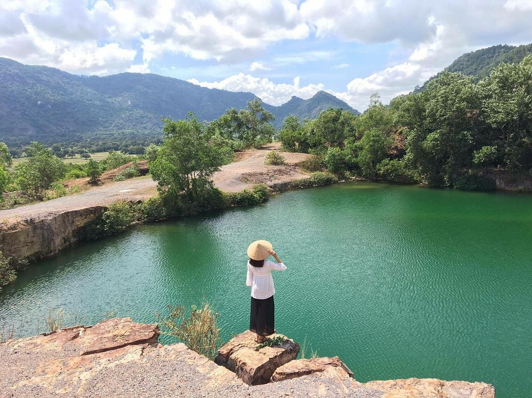 Du khách check-in tại Hồ Tà Pạ An Giang