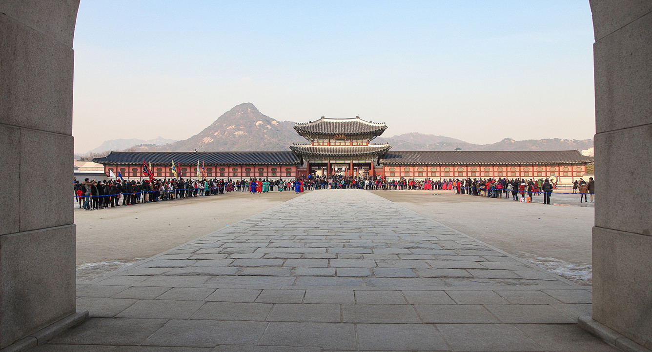 Cổng Gwanghwamun và Cung điện Gyeongbok nhìn từ bên ngoài