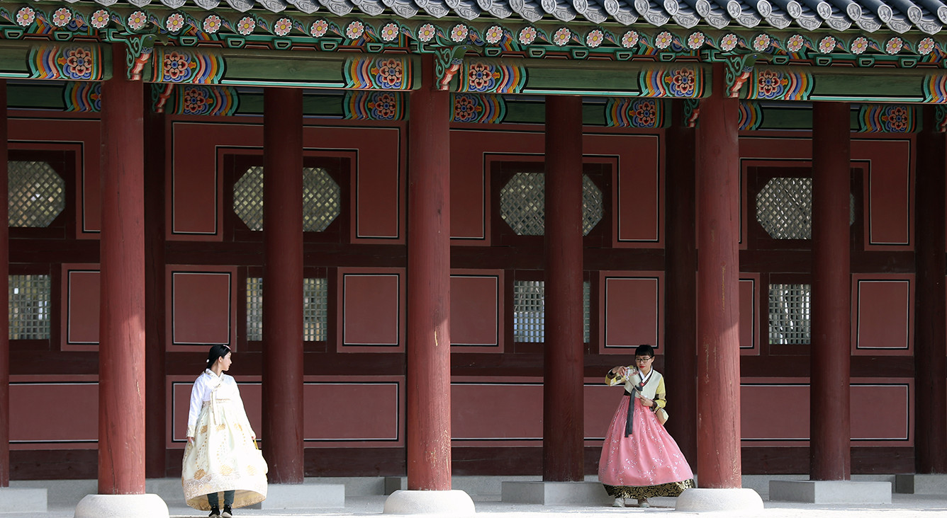 Du khách mặc Hanbok chụp ảnh tại cung điện