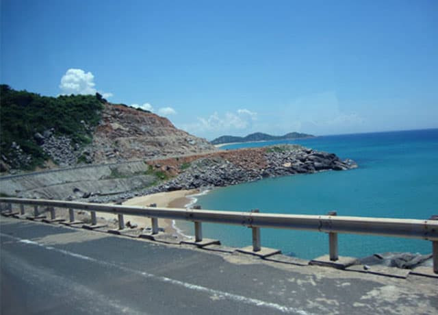 Cung đường ven biển dẫn đến Mũi Đại Lãnh