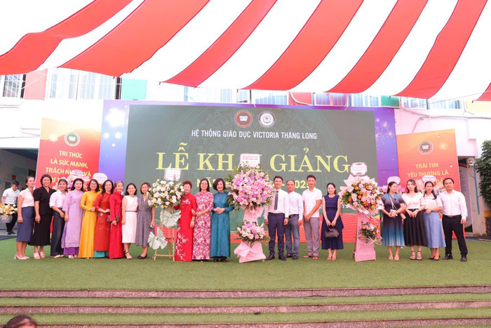 Đại diện Ban phụ huynh học sinh tặng hoa chúc mừng Victoria Thăng Long