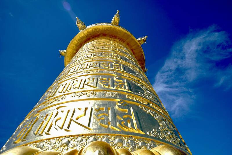 Bảo Tháp Kinh Luân rực rỡ, mang lại cho du khách cảm giác an yên và tự tại giữa thiên nhiên