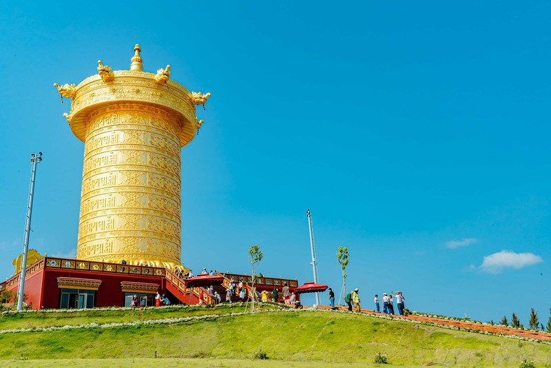 Du khách đang thực hiện nghi thức xoay Vòng quay cầu nguyện tại Đại Bảo Tháp Kinh Luân