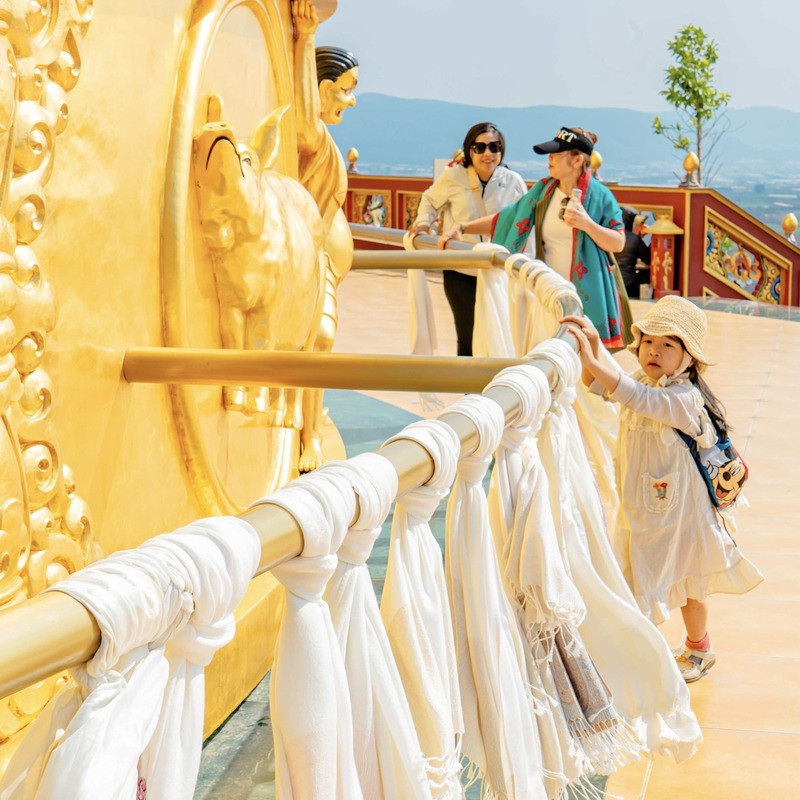 Hình ảnh cận cảnh Vòng quay tại Đại Bảo Tháp Kinh Luân, biểu tượng của năng lượng tích cực