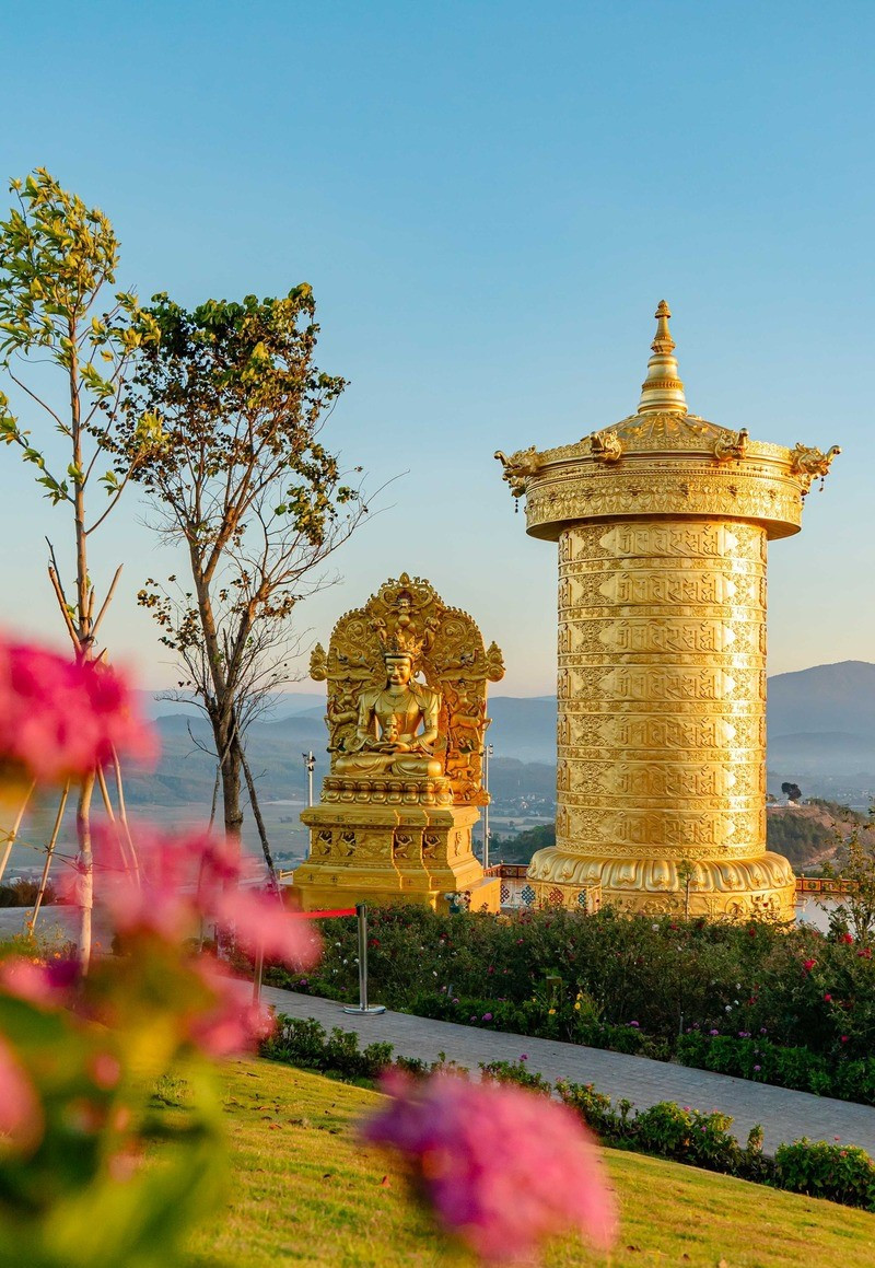 Đại Bảo Tháp Kinh Luân rực rỡ với kiến trúc và màu sắc đặc trưng của Phật giáo Kim Cương Thừa