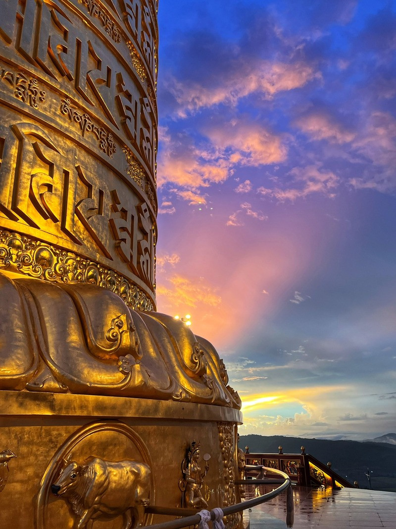 Cảnh quan ấn tượng của Đại Bảo Tháp Kinh Luân khi hoàng hôn buông xuống, tạo nên ánh sáng huyền ảo