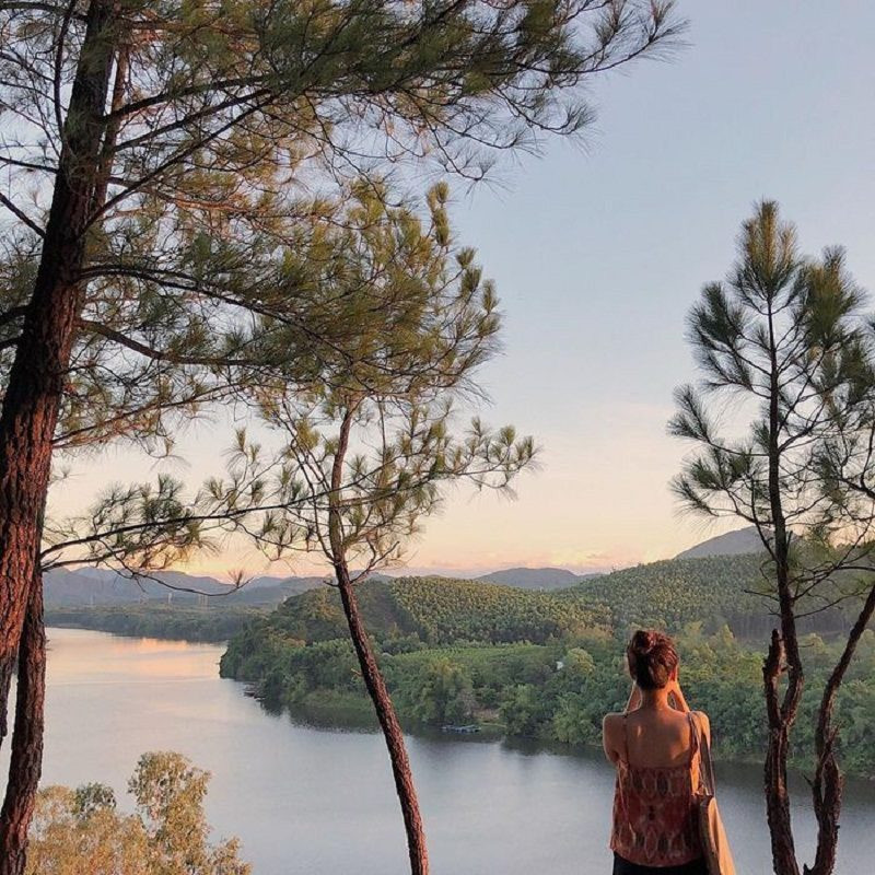 Đồi Vọng Cảnh, nơi lý tưởng để ngắm nhìn toàn cảnh các khu lăng mộ và sông Hương