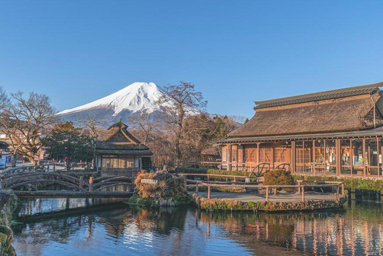 Hình ảnh núi Phú Sĩ hùng vĩ nhìn từ làng cổ Oshino Hakkai