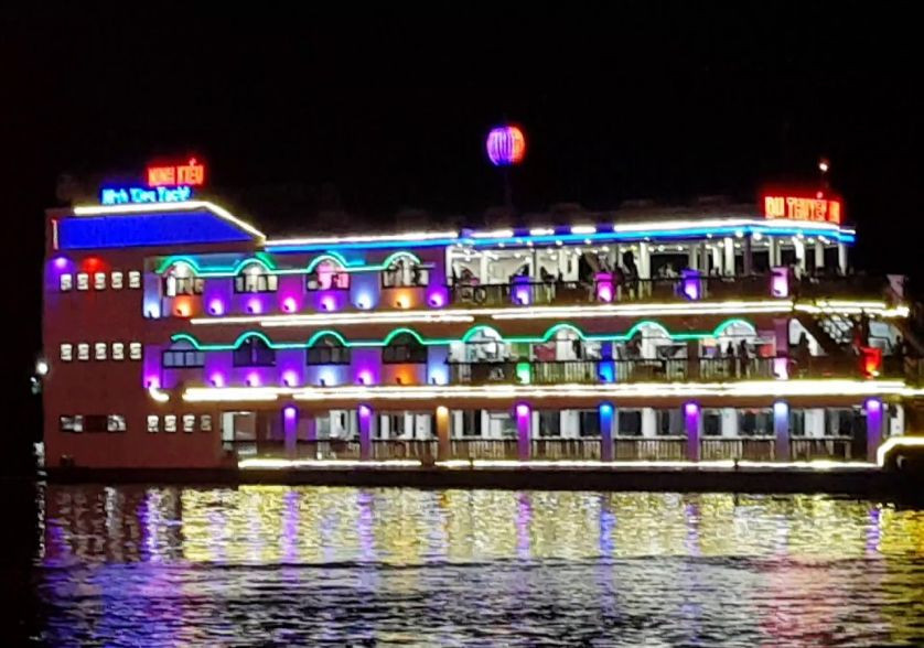 Du thuyền Ninh Kiều Cần Thơ rực rỡ ánh đèn về đêm