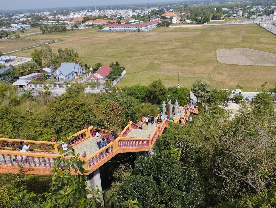 Đường lên Chùa Tà Pạ với 240 bậc thang