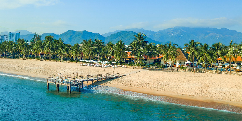 Cầu gỗ vươn ra biển tại Evason Ana Mandara Nha Trang resort ven biển duy nhất trên đường Trần Phú