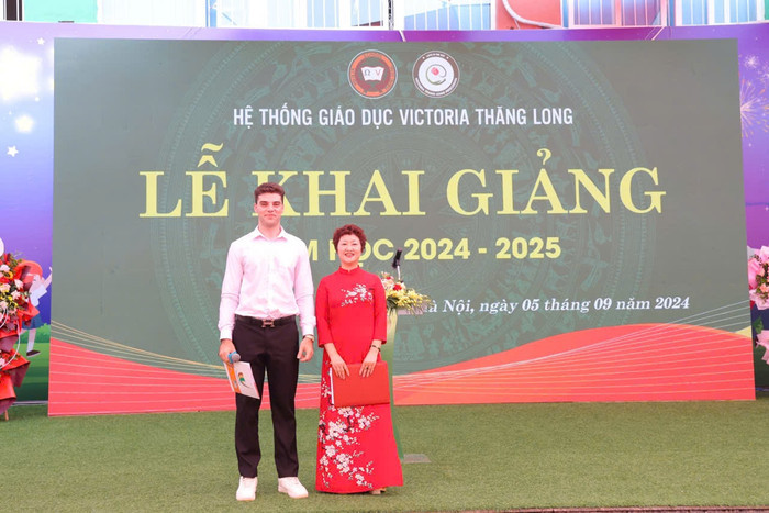 Nhà giáo Nguyễn Thị Vĩnh Hà - Hiệu trưởng Nhà trường phát biểu trong lễ khai giảng