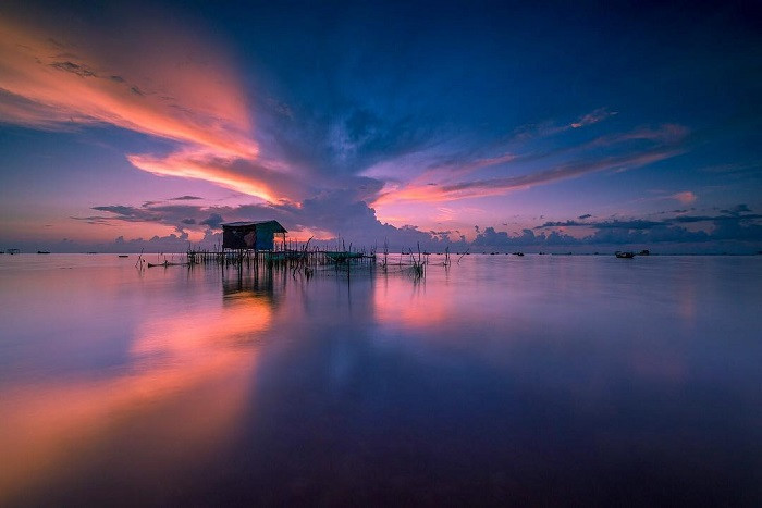 Làng chài Hàm Ninh với thuyền ghe mộc mạc và biển xanh