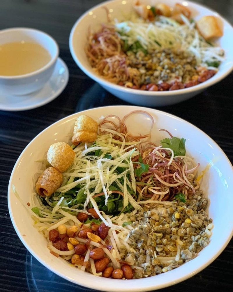 Ẩm thực Huế đa dạng và tinh tế, nổi tiếng nhất là Bún bò Huế