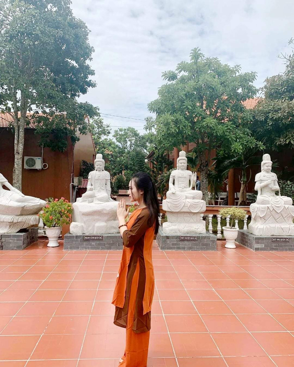 Khách tham quan dâng hương cầu nguyện tại Thiền viện