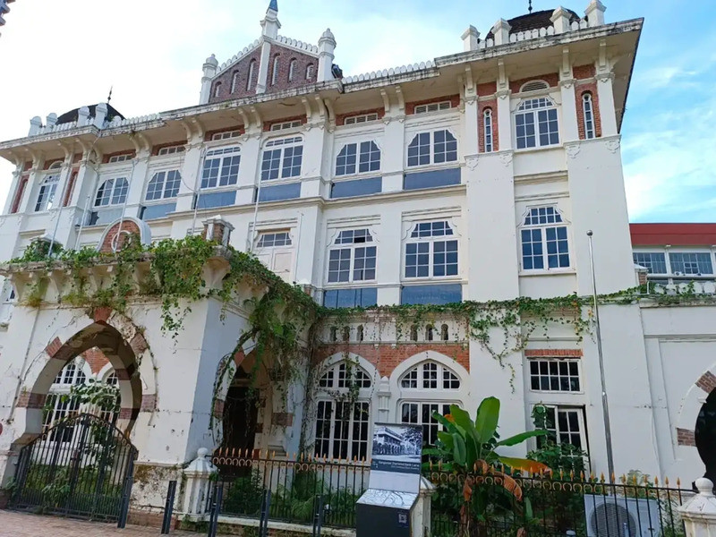 Tòa nhà ngân hàng cổ Chartered với kiến trúc độc đáo của AC Norman