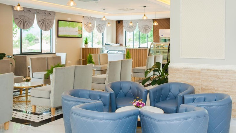 Khu vực nhà hàng ngoài trời lãng mạn cạnh hồ bơi tại Orbit Resort & Spa Nha Trang