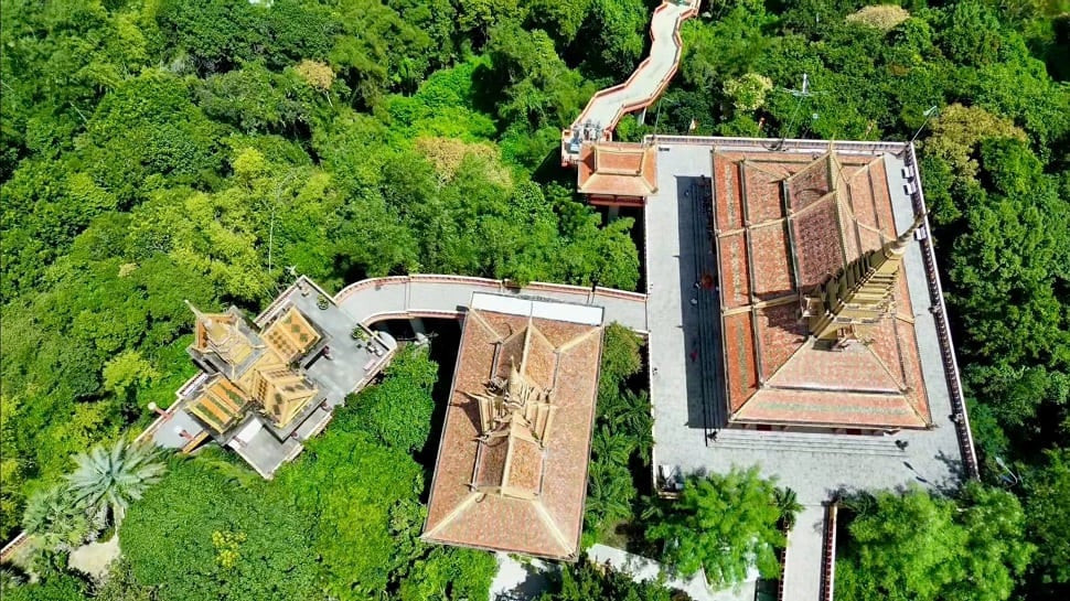 Kiến trúc mái cong đặc trưng của Chùa Tà Pạ