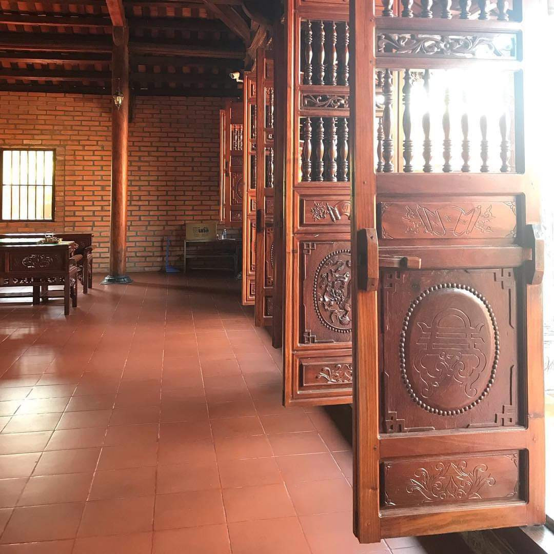 Kiến trúc mái cong và cột gỗ tại Thiền viện Trúc Lâm Phương Nam