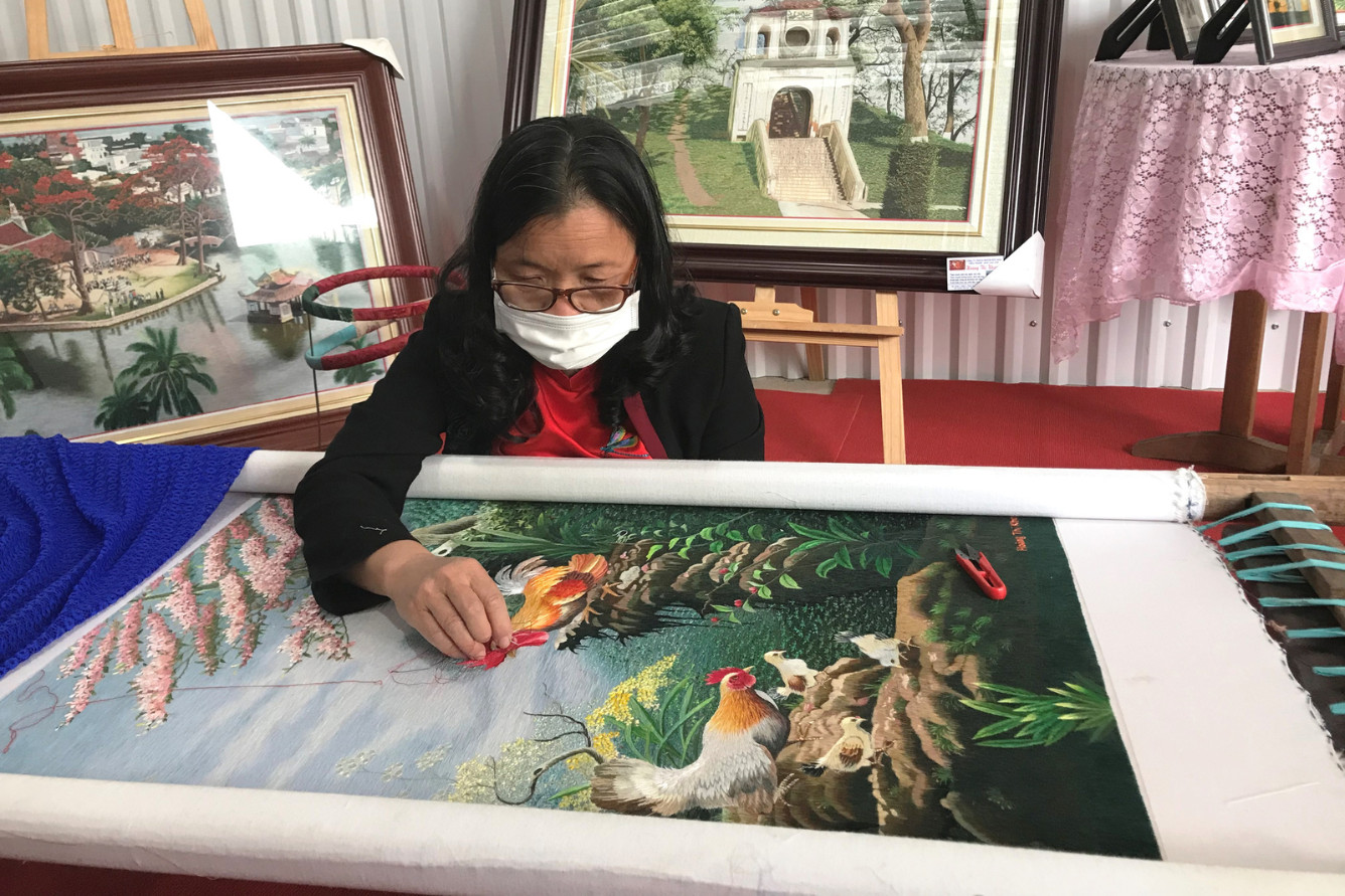 Tranh thêu tay tinh xảo với các họa tiết truyền thống của làng Quất Động