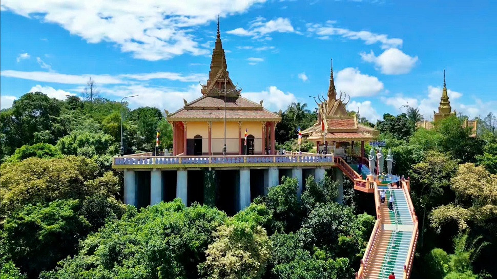 Cổng tam quan Chùa Tà Pạ Tri Tôn