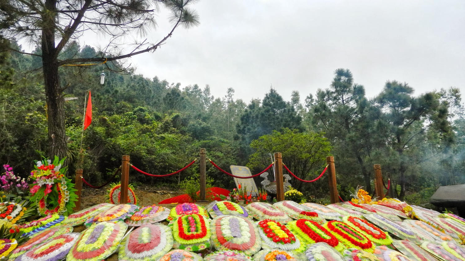 Lẵng hoa tươi thắm được nhân dân khắp nơi dâng tặng lên Mộ Đại tướng Võ Nguyên Giáp