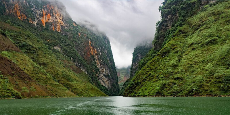 Khung cảnh hẻm Tu Sản nhìn từ dưới sông Nho Quế