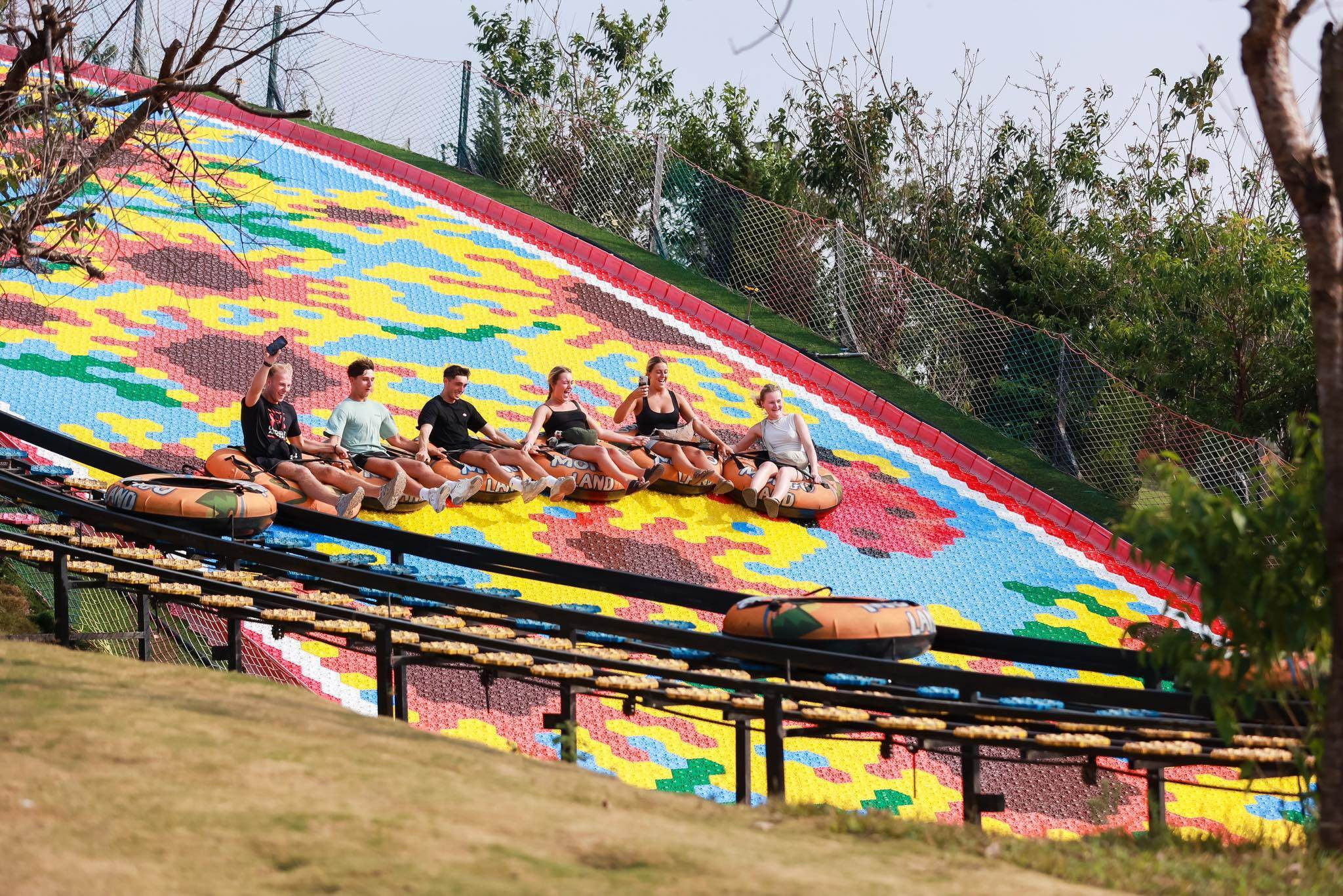 Du khách tham gia trải nghiệm trượt phao cầu vồng rực rỡ đầy phấn khích