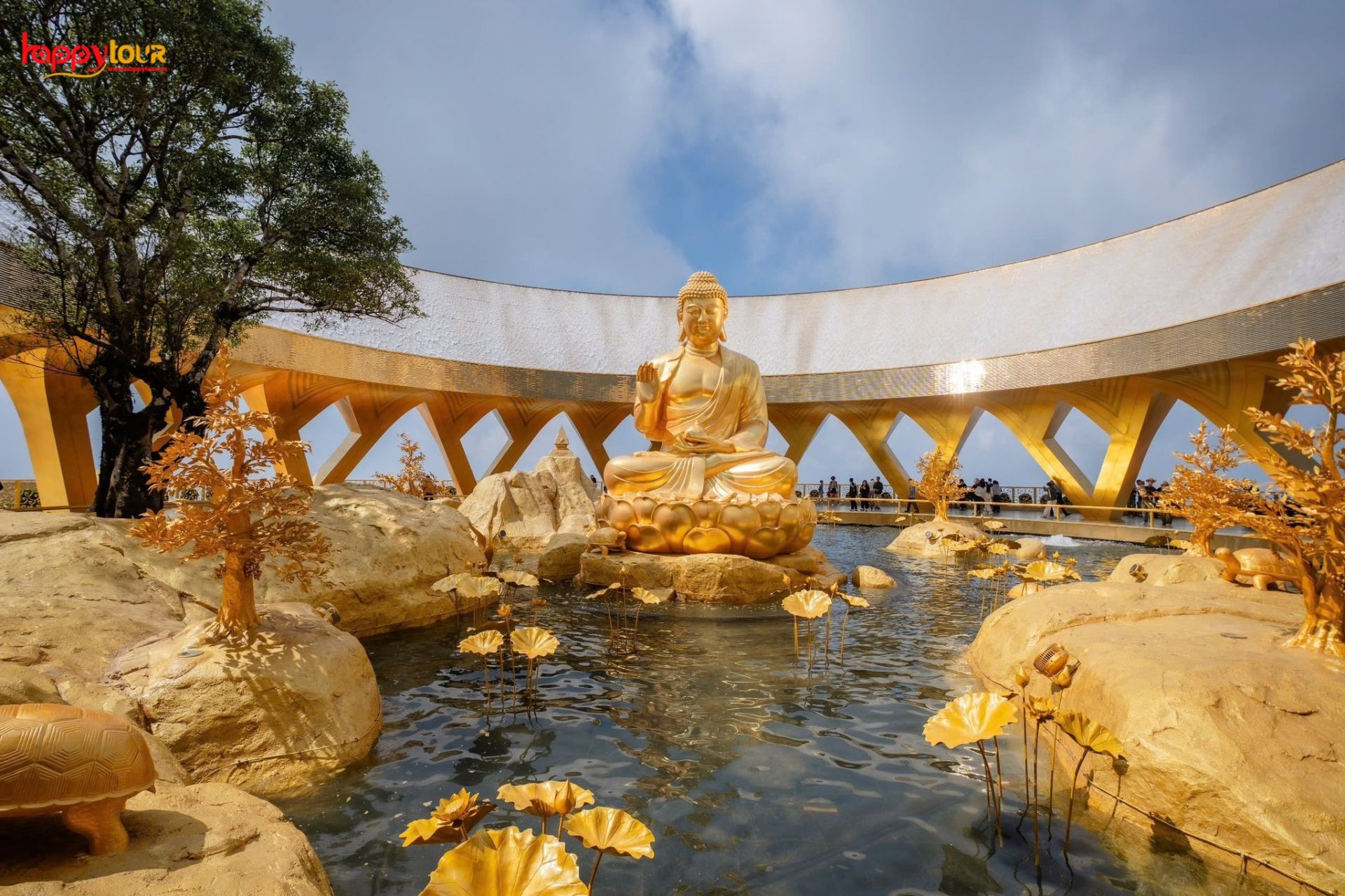 Tôn tượng Đức Phật Câu Na Hàm dát vàng 24k trên đỉnh Vân Sơn, núi Bà Đen