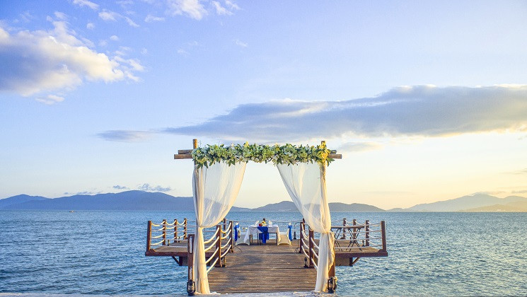 Cầu cảng lãng mạn tại Amiana Resort Nha Trang vươn ra mặt biển xanh