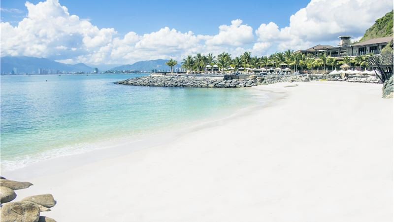 Toàn cảnh Amiana Resort Nha Trang với bãi biển riêng và hồ bơi vô cực