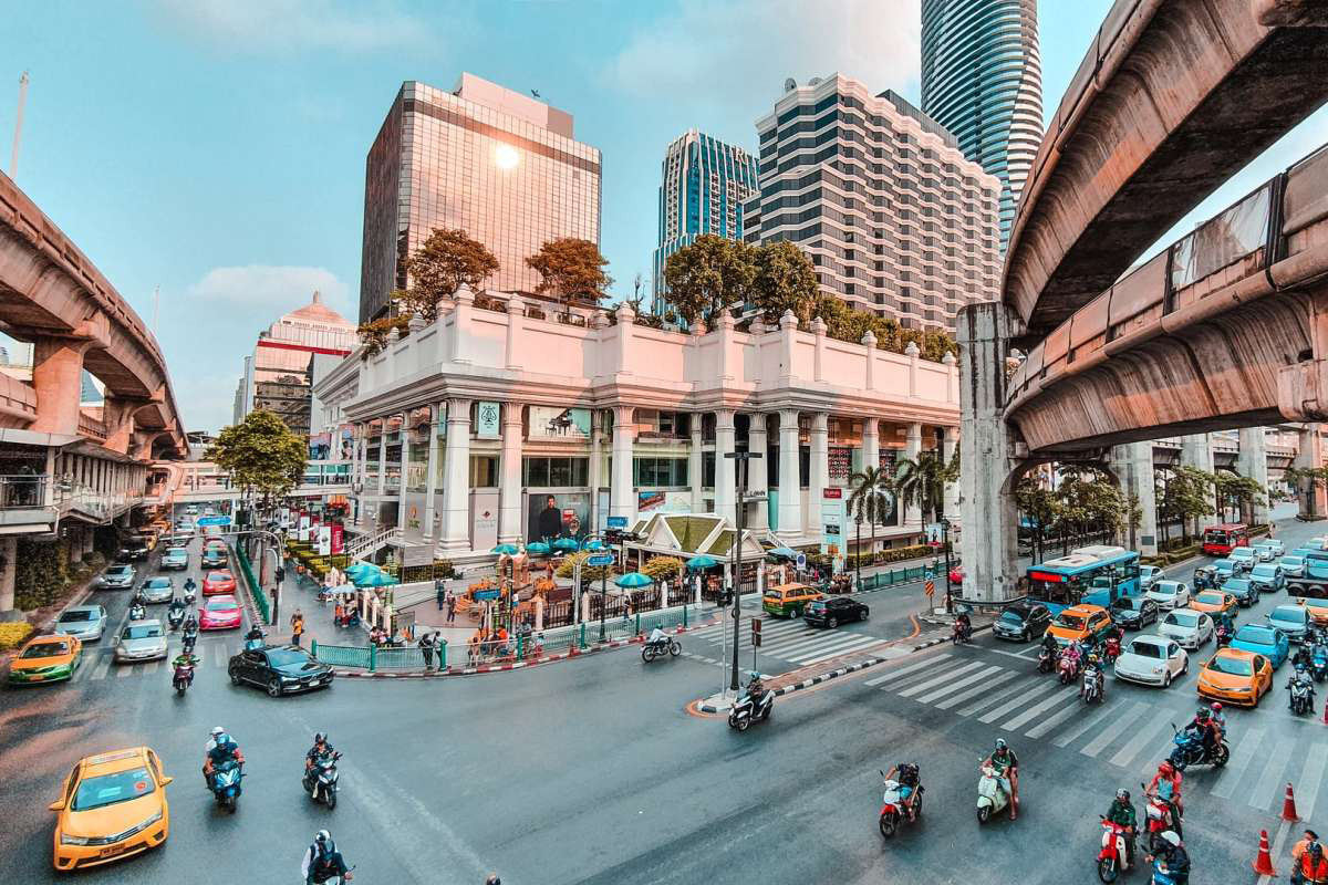 Cảnh giao thông đông đúc nhưng trật tự và ít còi xe ở Bangkok