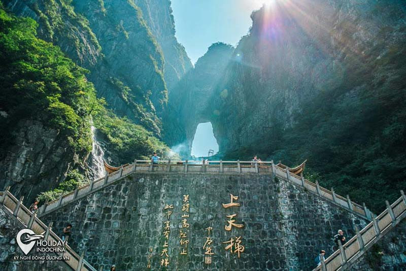 Cẩm Nang Du Lịch Trương Gia Giới (2025): Khám Phá Kỳ Quan "Pandora Trên Trái Đất" 7 Cổng Trời (Động Thiên Môn) ở Thiên Môn Sơn nhìn từ dưới lên