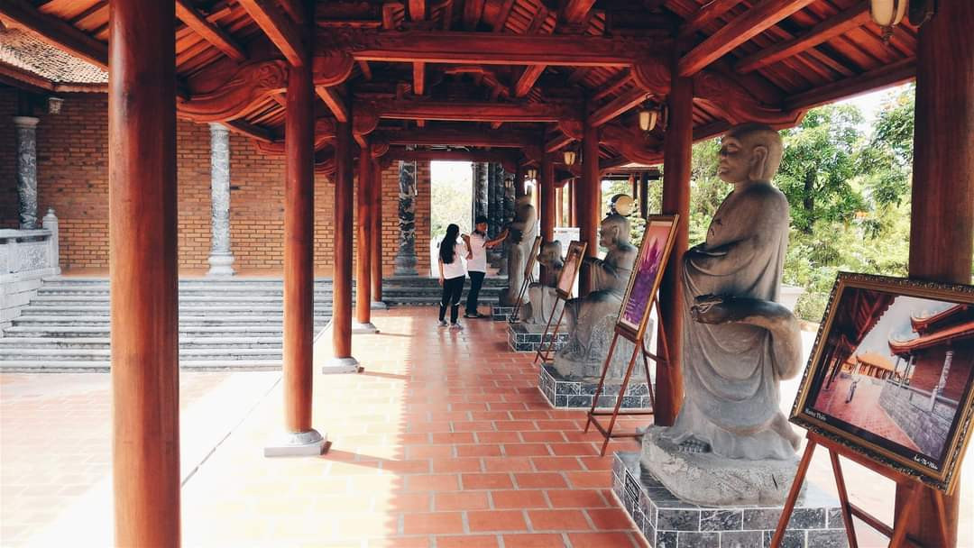 Góc kiến trúc thuần Việt với mái cong uy nghiêm