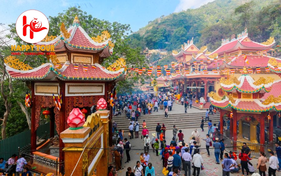 Một góc kiến trúc chùa Linh Sơn Tiên Thạch Tự (Chùa Bà) trên núi Bà Đen