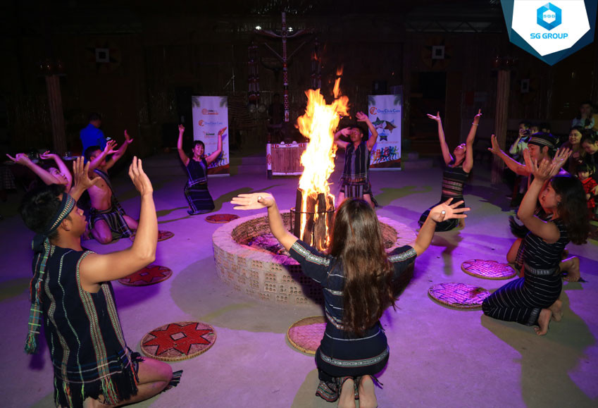 Bữa tiệc BBQ ấm cúng kết hợp lửa trại ngoài trời