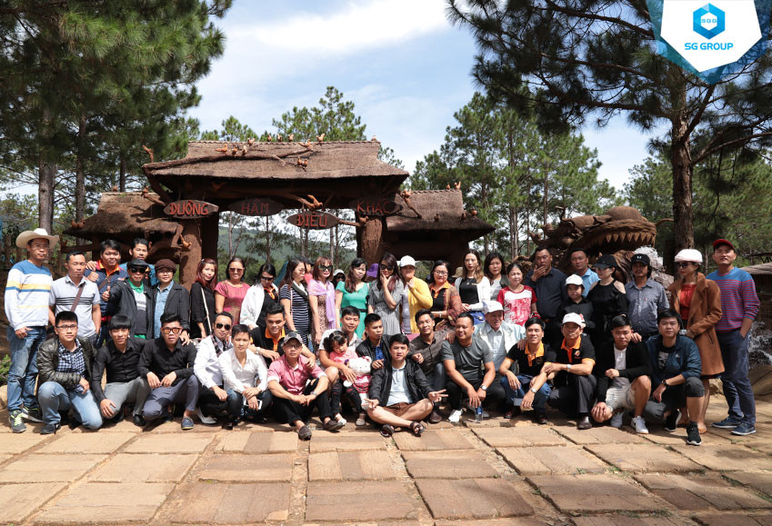 Đoàn khách check-in tại Đường hầm Đất Sét Đà Lạt