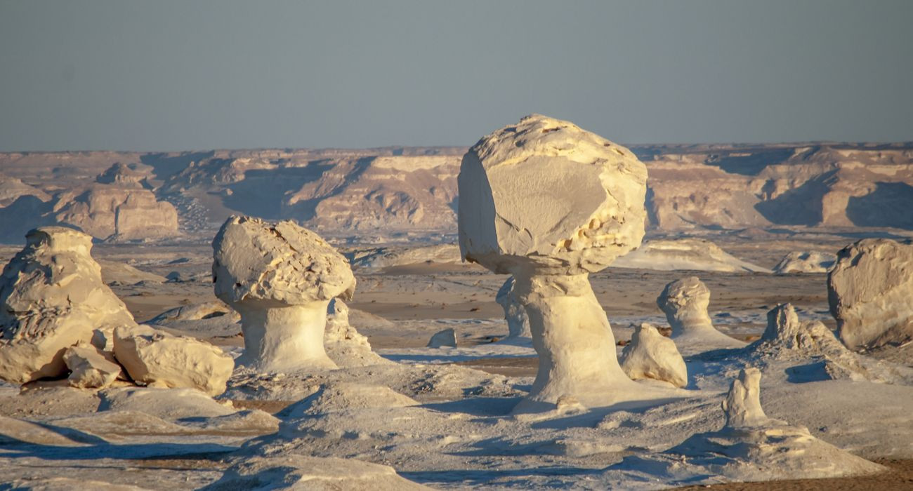 Sa mạc Trắng với những cột đá hình nấm và kiến trúc độc đáo