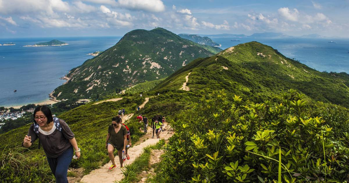 Cung đường leo núi Dragon’s Back nhìn ra biển xanh và các đảo