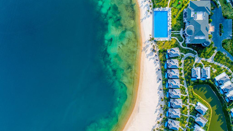 Hồ bơi vô cực nhìn ra biển tại Vinpearl Discovery 2 Nha Trang