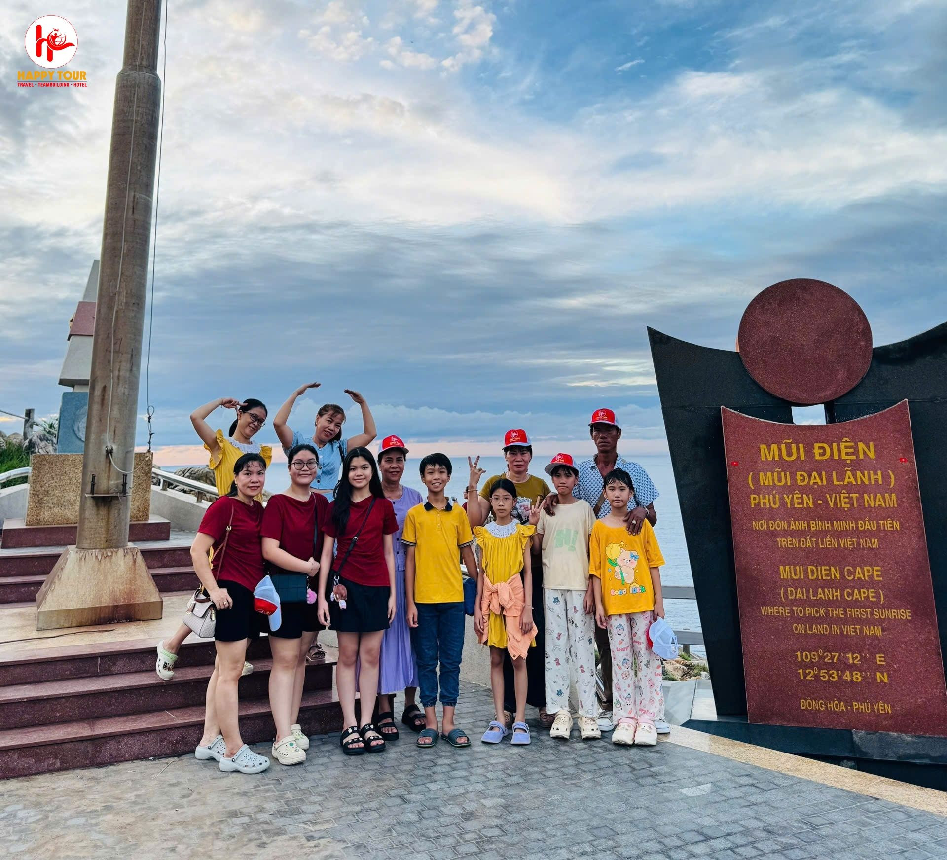 Quang cảnh bình minh rực rỡ tại Mũi Điện