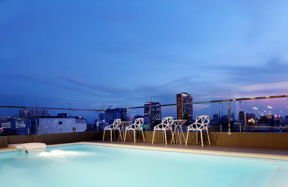 Top 15 Khách Sạn 3 Sao Sài Gòn Chất Lượng, Giá Tốt Cho Mọi Hành Trình 9 Hồ bơi trên sân thượng của khách sạn Prague Hotel Sài Gòn mang đến không gian thư giãn