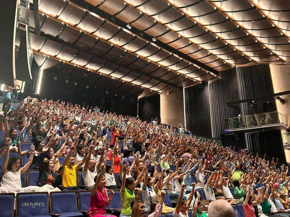 Khám phá Nhà hát Đó Nha Trang: Lịch Diễn, Giá Vé và Trải Nghiệm Show Rối Mơ Độc Đáo 5 Đoàn khách đặc biệt chụp ảnh lưu niệm tại Nhà hát Đó Nha Trang