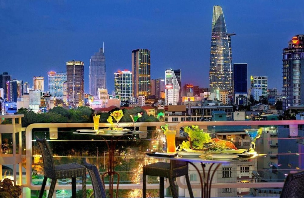 Top 15 Khách Sạn 3 Sao Sài Gòn Chất Lượng, Giá Tốt Cho Mọi Hành Trình 7 Nhà hàng sân thượng của Elios Hotel với góc nhìn toàn cảnh thành phố ấn tượng