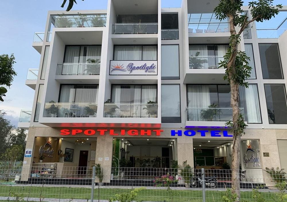 Top 8 Khách sạn Tuy Hòa Lý tưởng cho hành trình khám phá Phú Yên 8 Tòa nhà khách sạn Spotlight với kiến trúc hiện đại và cửa sổ lớn