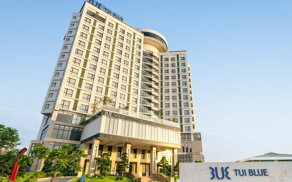Top 8 Khách sạn Tuy Hòa Lý tưởng cho hành trình khám phá Phú Yên 3 Bên ngoài khách sạn TUI BLUE Tuy Hòa với kiến trúc hiện đại và không gian thoáng đãng